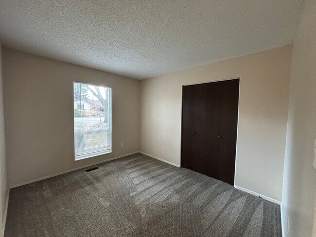 Building Photo - 5 Bed, 2 Bath Ranch-style w/ A/C! - Available Now! - MileStone Real Estate Services