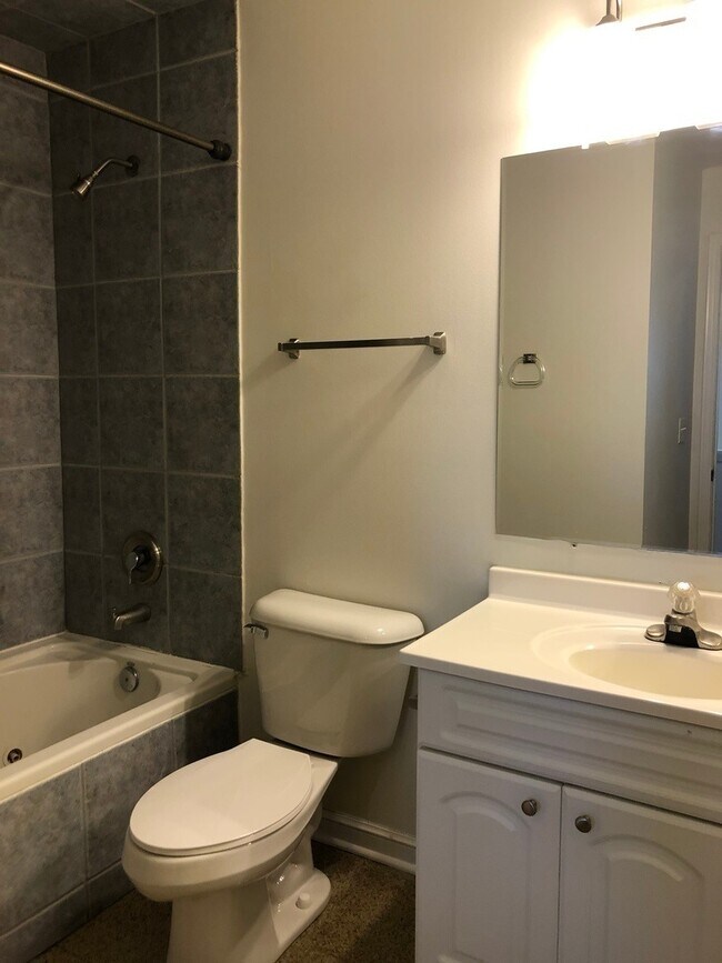 Building Photo - 611 Arrowwood Ct