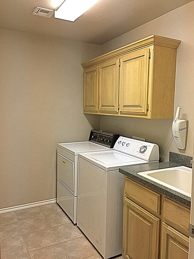 Building Photo - 1745 Sq. Ft.- Open Floor Plan- Edmond Schools