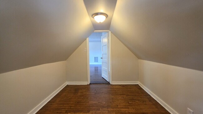 Building Photo - Refurbished 2 Bedroom Upper in Appleton