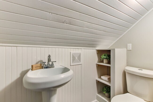 Building Photo - Charming historic home near downtown