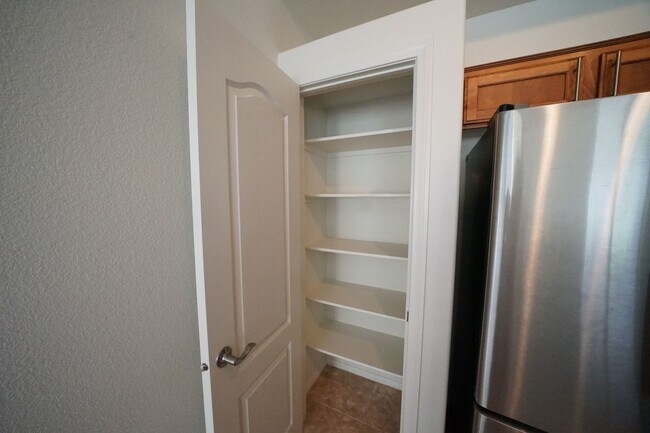 Building Photo - SHOWINGS AVAILABLE NOW