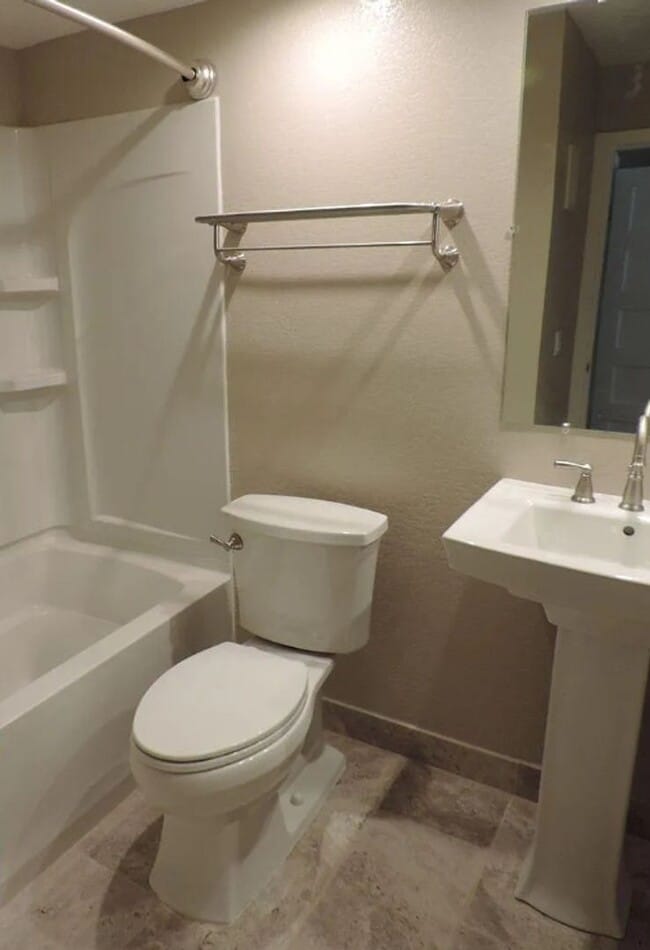 Building Photo - Beautiful 3-bed, 3-bath Home