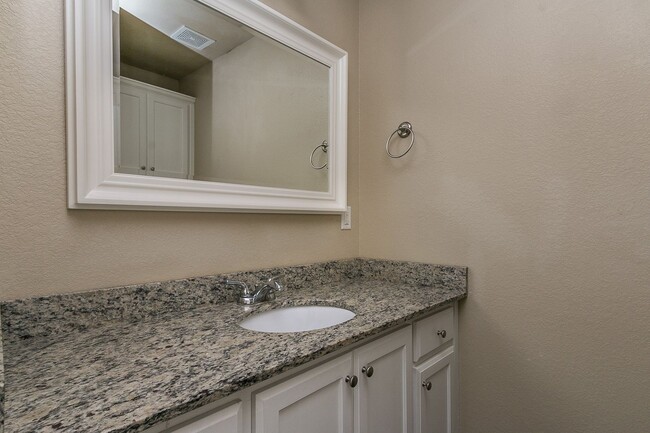 Building Photo - Three bedroom townhome in Tradewinds