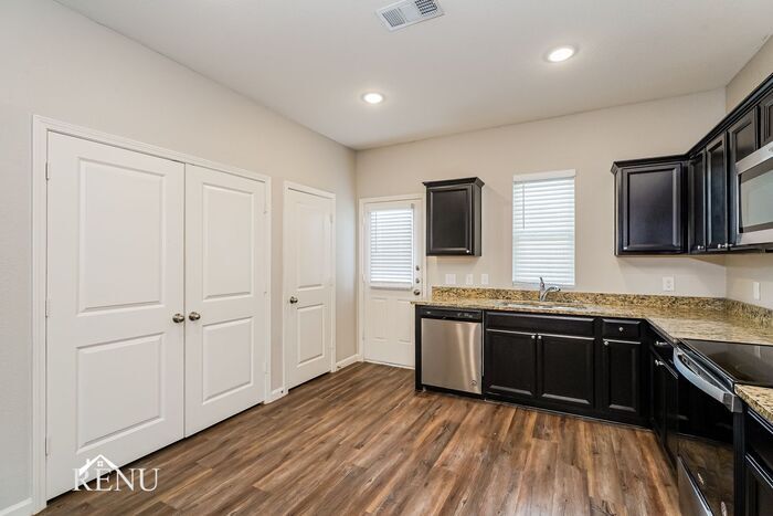 Building Photo - 6202 Old Bridge Way