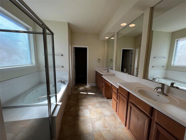 Building Photo - 15224 Interlachen Dr