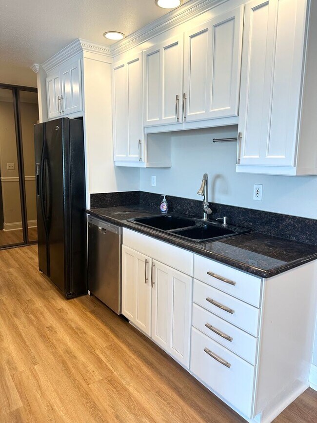 Building Photo - 2-bed, 2-bath Condo with Sweeping Views of City and Space Needle!