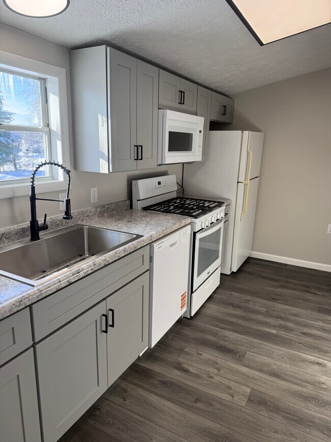 Building Photo - 2 Bedroom 2 Bath