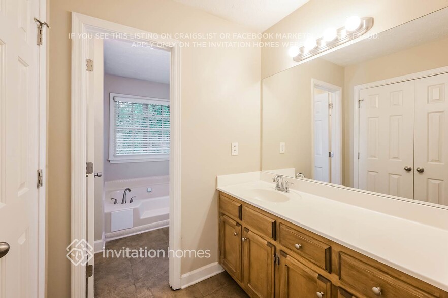 Building Photo - 3453 Woodlaurel Dr