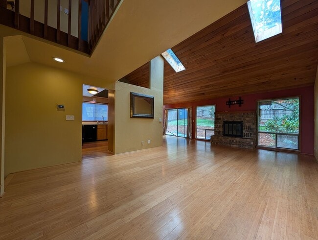 Building Photo - Fantastic 4 Bedroom, 2 Bath Home In The Thurston Area Of Springfield!