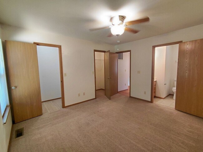 Building Photo - 20305 Skyview Dr