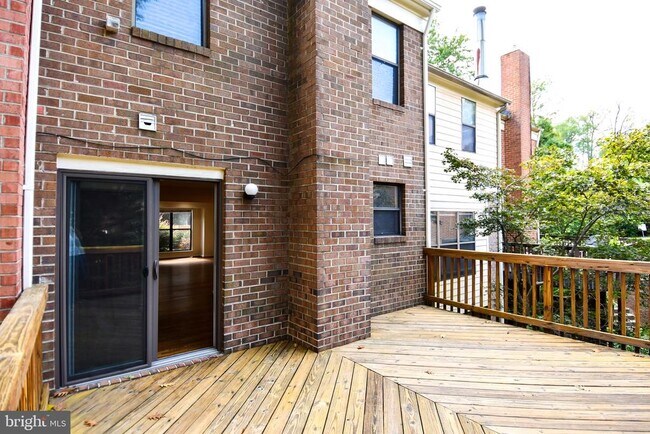 Building Photo - 5175 King Charles Way