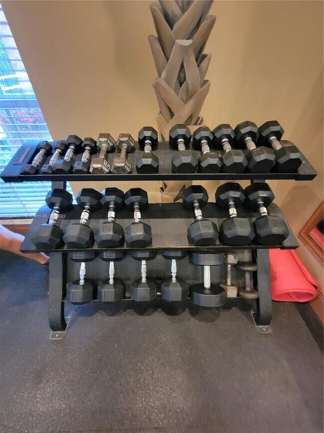 Building Photo - 400 Scotia Dr