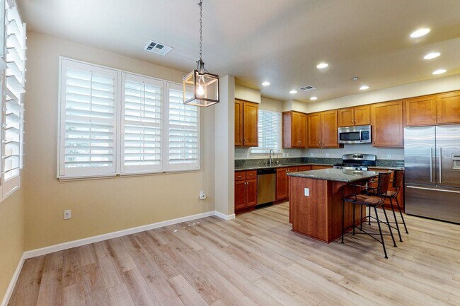Building Photo - Town House Near Downtown Pleasanton  3 Bed...