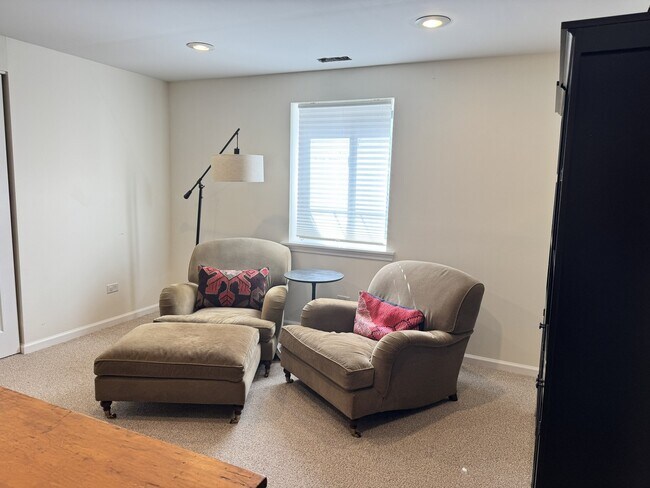 Building Photo - 211 Valley View Dr