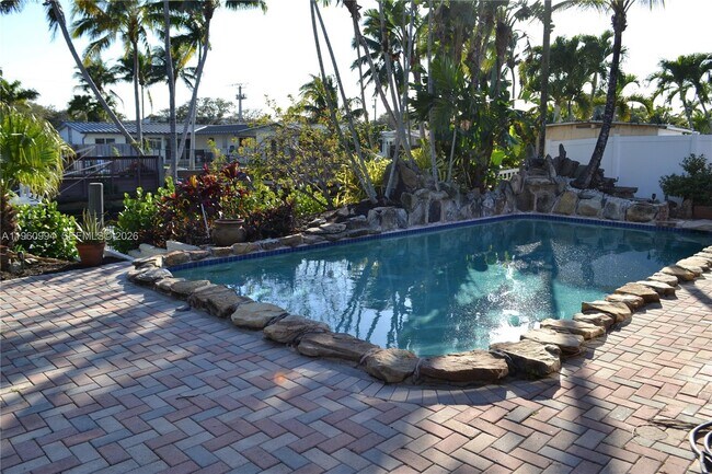 Building Photo - 1704 SW 5th Ct