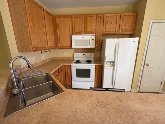 Building Photo - Cozy Living