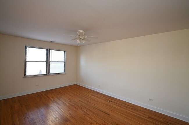 Building Photo - 1711 W Jarvis Ave