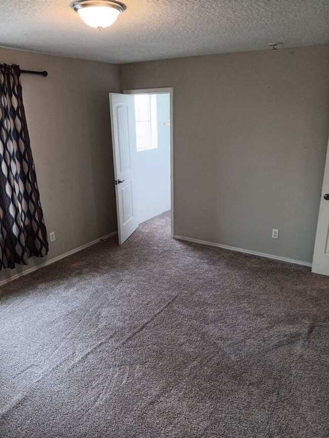 Building Photo - Spacious 4-bedroom, 2.5-bathroom home! Showings available NOW!