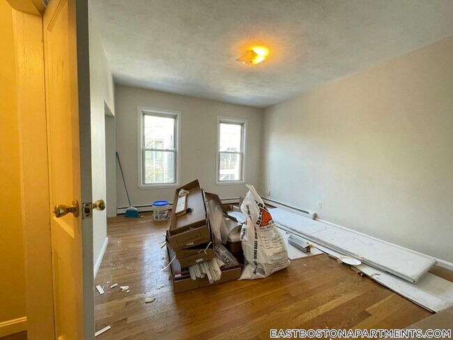 Building Photo - 284 Chelsea St