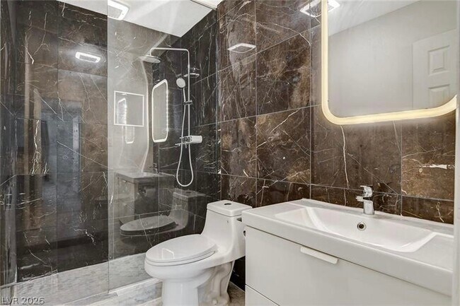 Building Photo - 3841 Daisy St