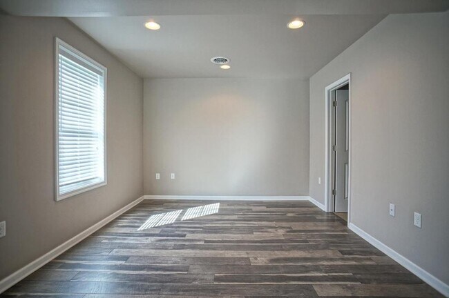 Building Photo - 654 Cornhill Rd.