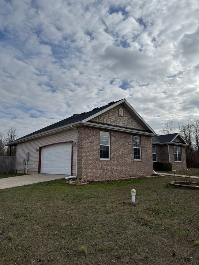 Building Photo - Move in ready, 3 Bedroom, 2 Bathroom Home ...