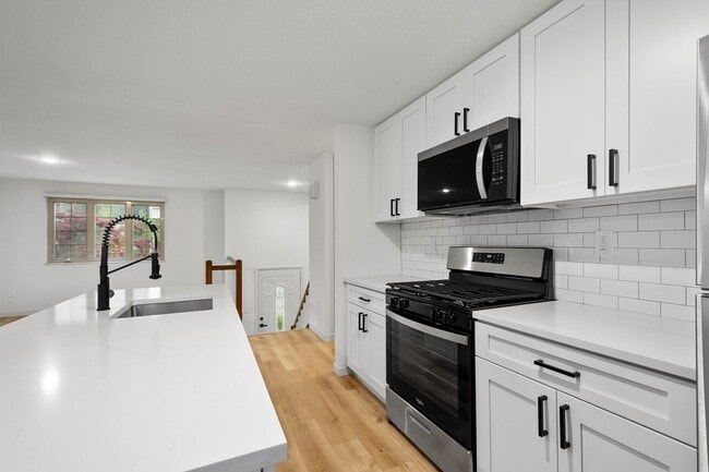 Building Photo - READY FOR MOVE IN! NEWLY RENOVATED 3 BEDRO...