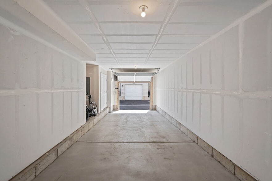 Building Photo - 1146 S Redwood Rd