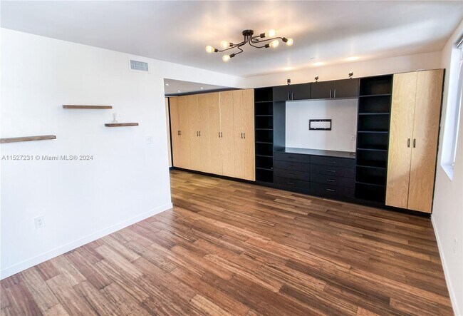 Building Photo - 163 N Shore Dr