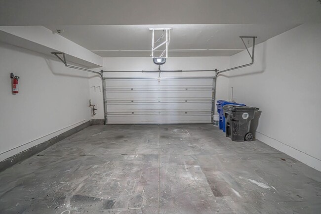 Building Photo - 3 Bedroom Townhome for Rent in Valencia!