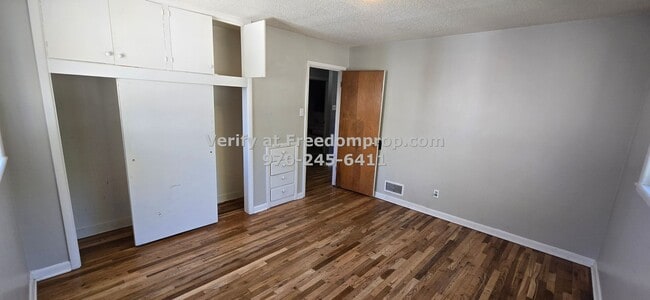 Building Photo - Near CMU 3 Bedroom 1.5 Bath House