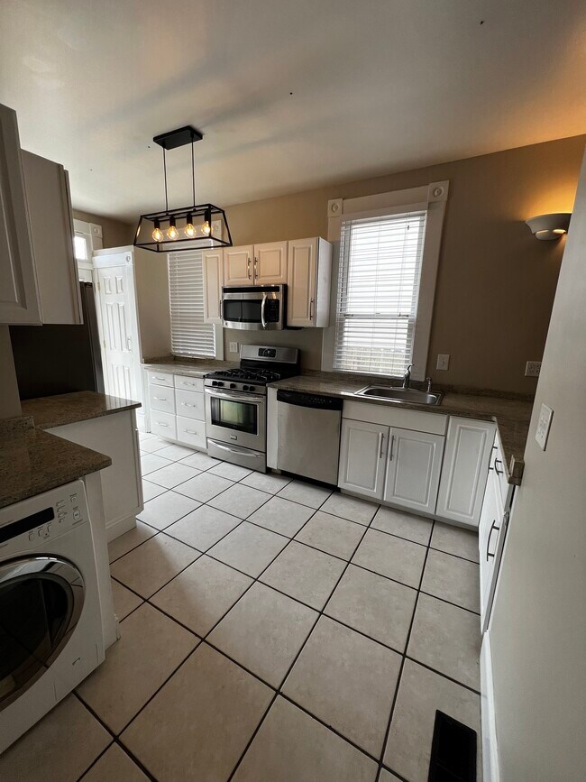 Kitchen - 461 E Beck St