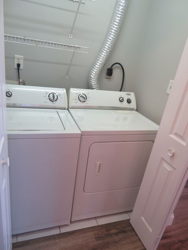 Building Photo - Available Fall 2026  12 month lease /  2 rooms available for rent (full use of in-unit laundry, k...