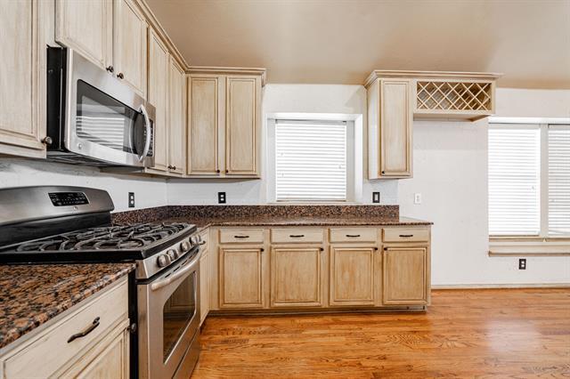 Building Photo - 1875 Crestlake Dr