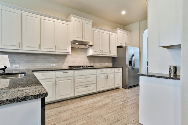 Great Kitchen with drawers for cookware - 253 Gill Point Ln