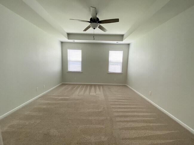 Building Photo - Three Bedroom Home In Heritage New Riversi...