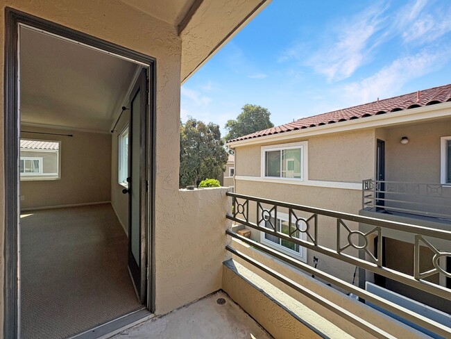 Building Photo - Great Second Floor 1B/1BA w/ Private Patio...