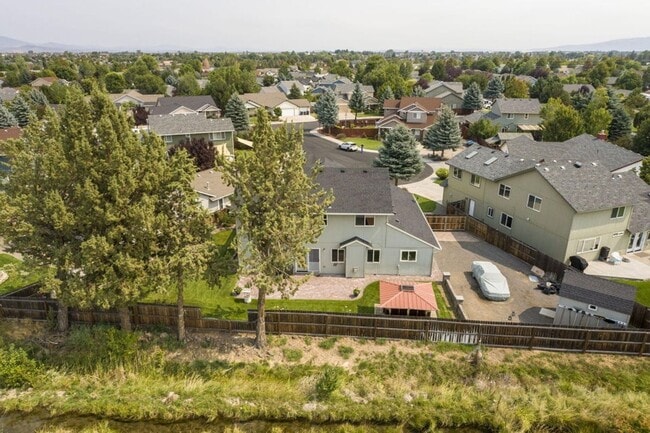 Building Photo - Gorgeous home at end of cul-de-sac with RV parking and views