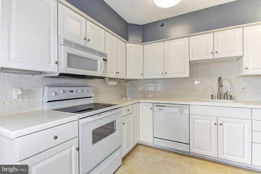 Building Photo - 1200 Crystal Dr