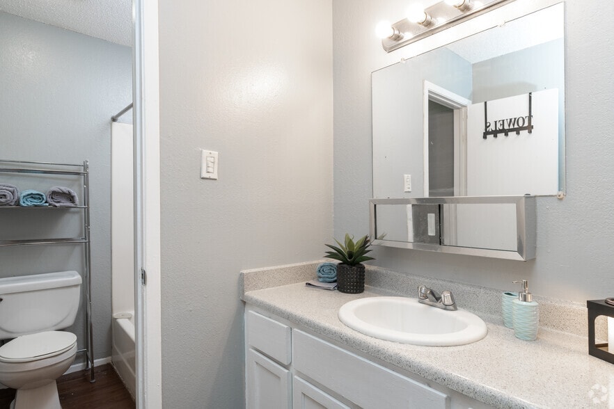 2BR, 1BA - 676SF - Bathroom - Parkland Pointe