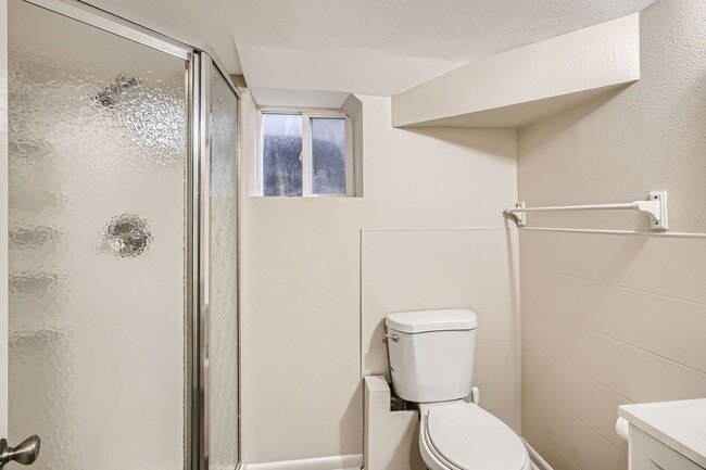 Building Photo - Charming 1Bed/1Bath Daylight Basement in Desirable Wallingford Triplex!