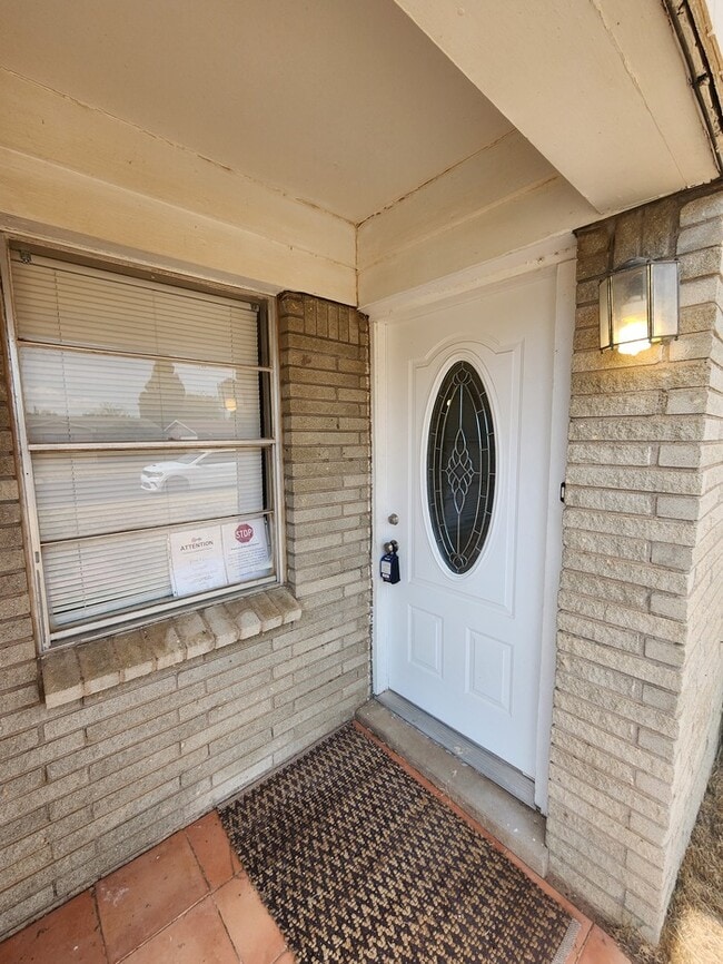 Building Photo - 3 bed 2 bath home, move in ready!