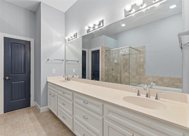 Building Photo - 5941 S Loop E