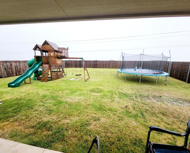 Building Photo - You Could Call This Beautiful 4-Bed, 2-Bat...