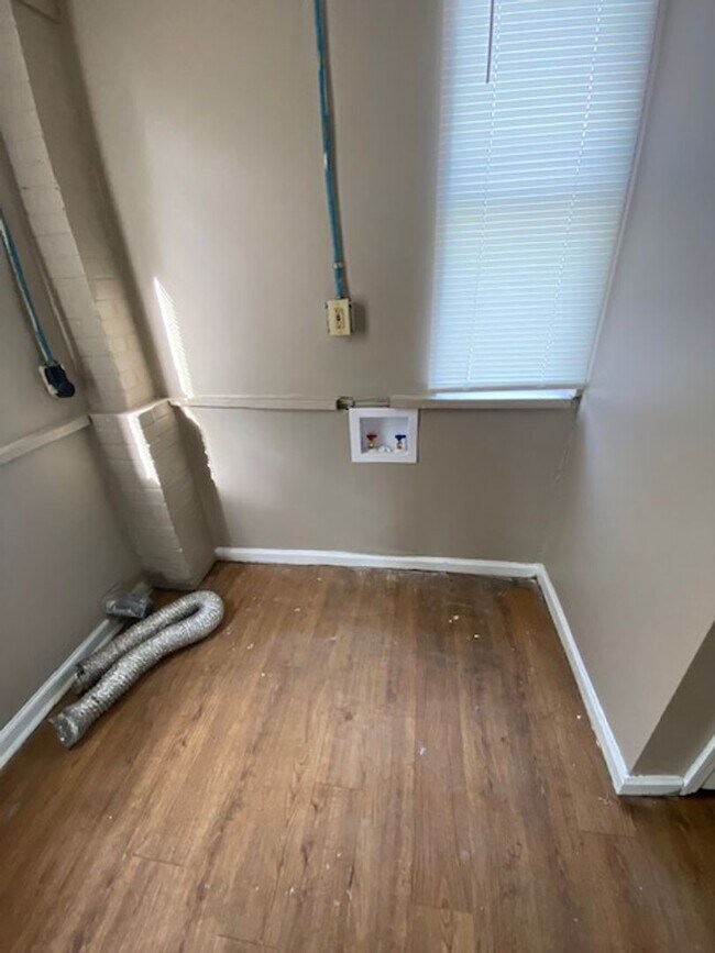 Building Photo - Located near Schools and Shopping. Ask about our "Move-In-Special".