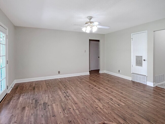 Building Photo - Charming 3-Bedroom Home in Sought-After Li...