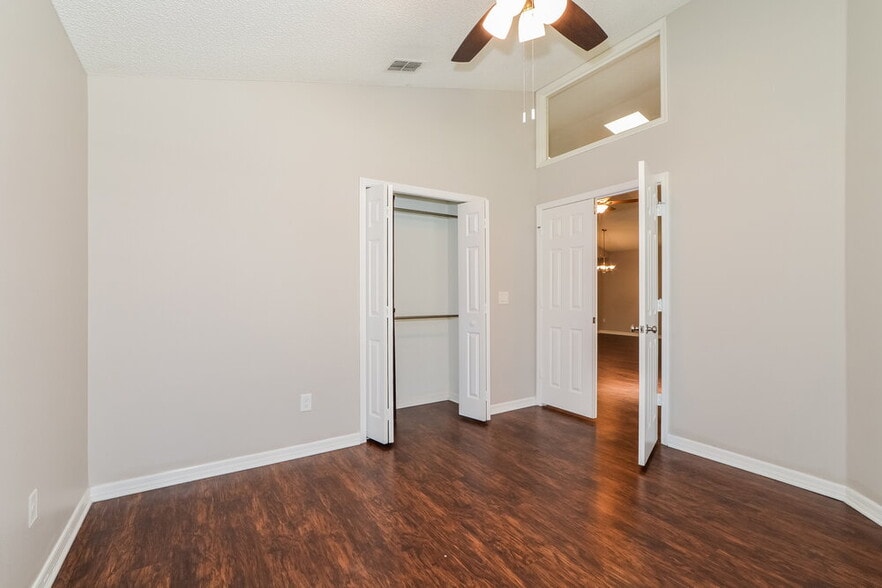 Building Photo - 996 Maple Ct