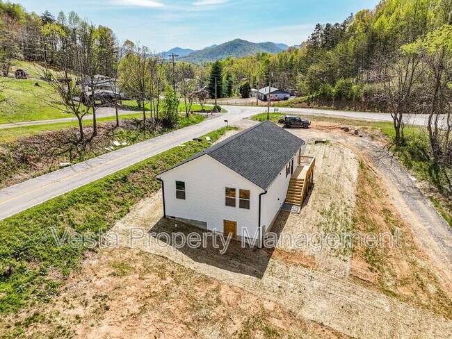 Building Photo - 4 Meadows Town Rd