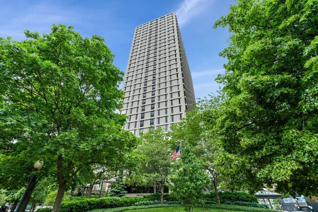 Building Photo - 1960 N Lincoln Park W